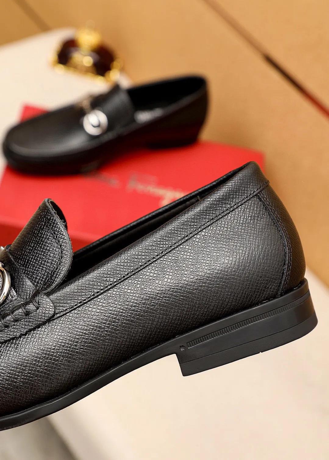 Men's shoes 💰480 💐 Product trademark: Ferragamo "Ferragamo" casual leather shoes Regular size: 38-44 (45🉑️customized) Product materials: Selected imported first-layer cross-grain cowhide leather upper + luxury hardware buckle, imported water-dyed cowhide leather lining. Strong three-dimensional visual effect, original outsole color: 4⃣️seed leather materials available